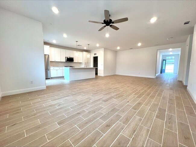 Building Photo - Beautiful 3-Bed, 2-Bath Lennar Home in Daf...