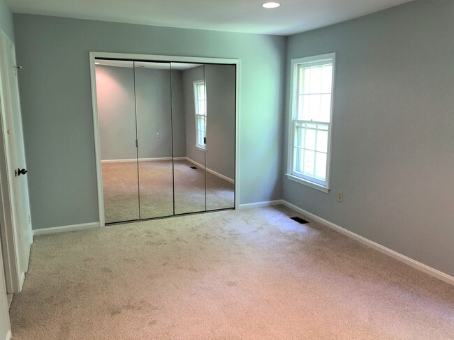 Building Photo - Updated Townhome Close to METRO