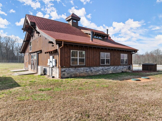 Building Photo - 2000 Antioch Church Rd