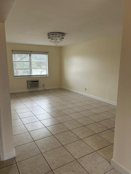 Building Photo - 1050 E Sample Rd