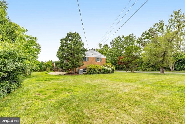 Building Photo - 1023 Westbriar Dr NE