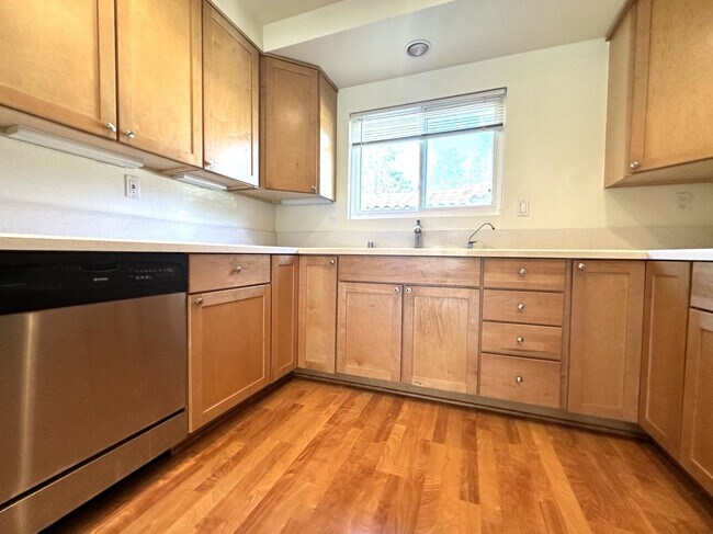 Building Photo - Mission Valley 3 BR 2 BA Condo w/ Parking ...