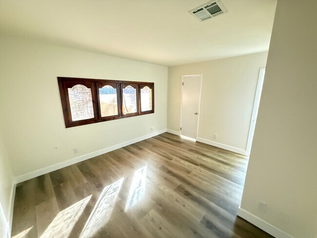 Building Photo - 3-Bedroom Home with Dog Run and Private Ya...