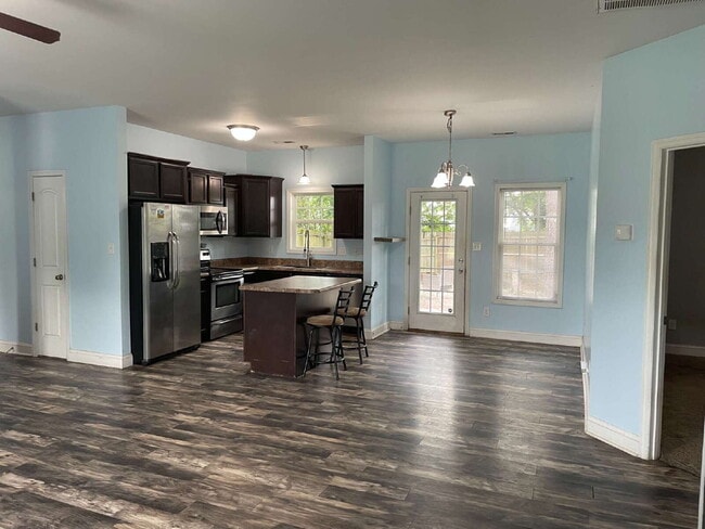 Building Photo - Pet Friendly Three Bedroom Two Full Bathro...