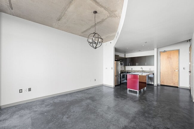 Building Photo - Awesome 1BE/1BA Condo in the Gulch w/2-res...