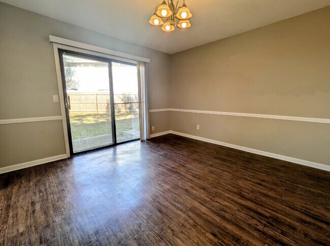 Building Photo - "NOW AVAILABLE! Spacious 3-Bedroom Townhouse Retreat with 2.5 Baths in Orange Park Awaits!"