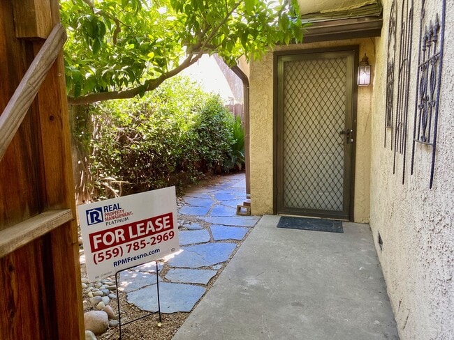 Building Photo - $1,850 Blackstone & Sierra, 2 Bed Condo + ...