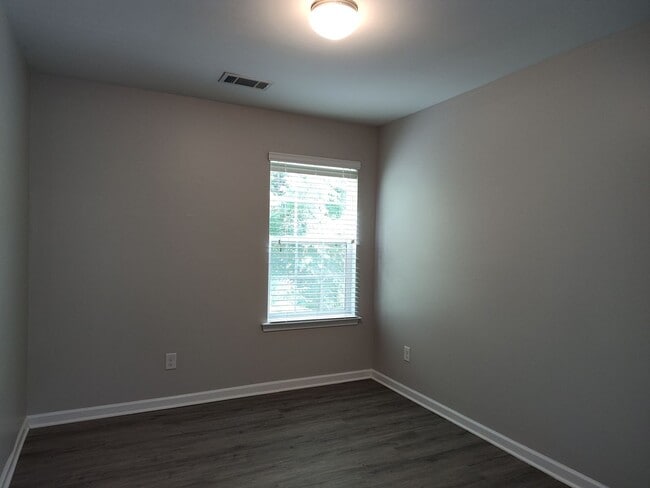 Building Photo - Beautiful Townhome in Berkshire!