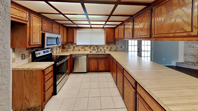 Building Photo - 10020 S Ross Ave