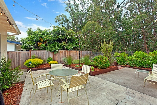 Building Photo - 1163 Crespi Dr