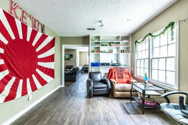Building Photo - Pre-Leasing Summer 2023: Spacious 4/2,