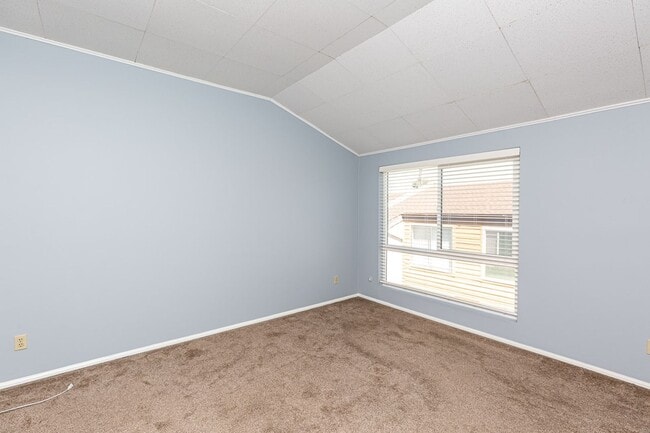 Building Photo - **LOOK NO FURTHER 3 BEDROOM TOWNHOME W/LAU...