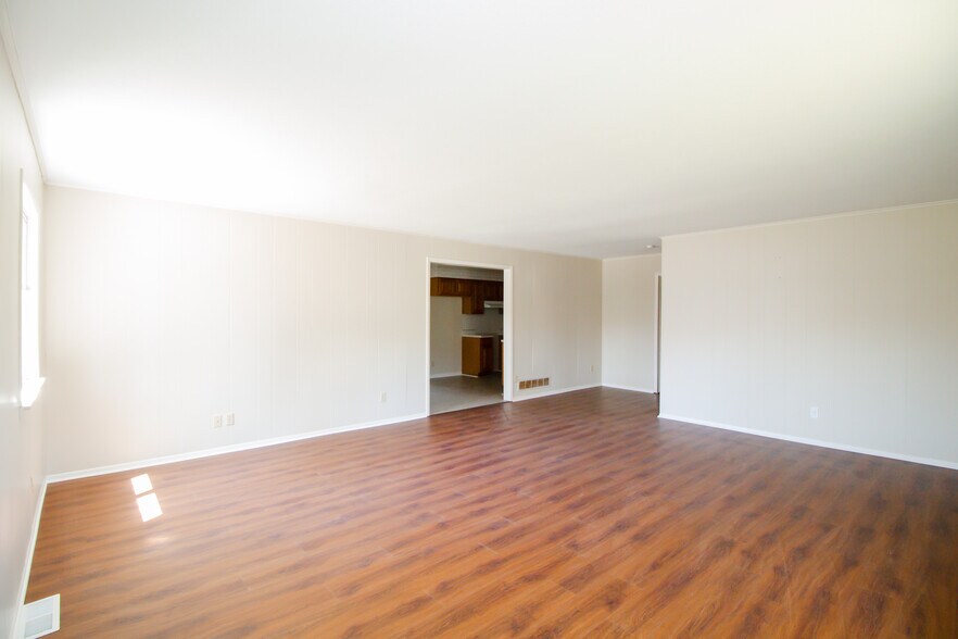 Building Photo - 29 Roseanna Dr