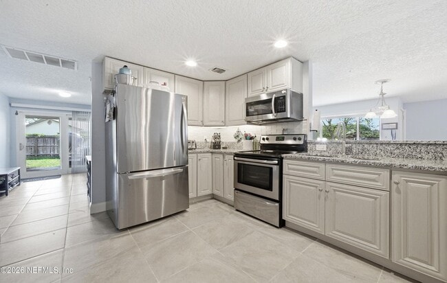 Building Photo - 972 Dostie Cir