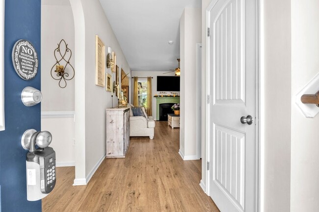 Building Photo - 4 bedroom 2.5 bathroom home close to beaches, shopping, and Marine Corps Bases.