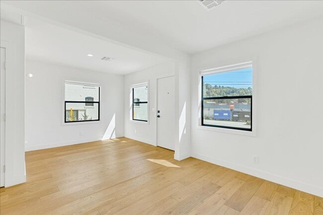 Building Photo - 3381 N Eagle Rock Blvd