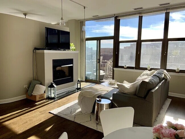 Building Photo - 15 S Throop St