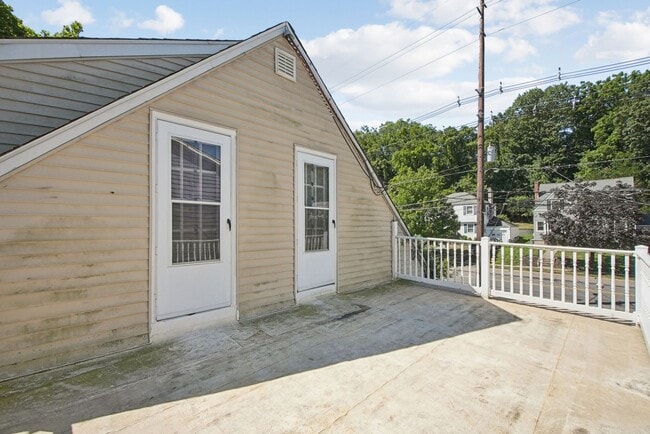 Building Photo - 605 Broad St