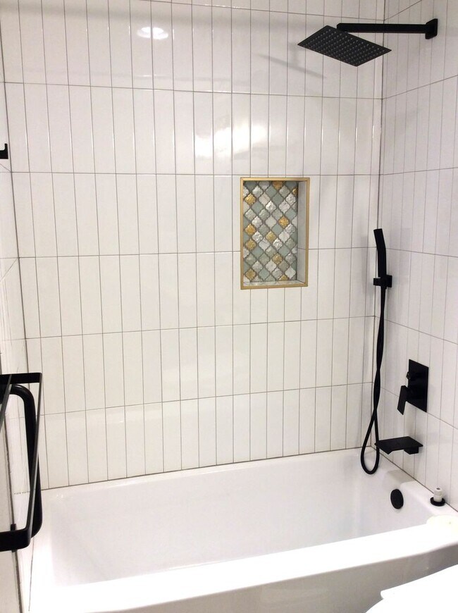 Building Photo - Le and Delisi - Bellevue Duplex