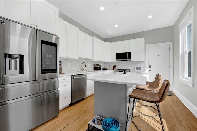 Building Photo - 1728 N Wood St