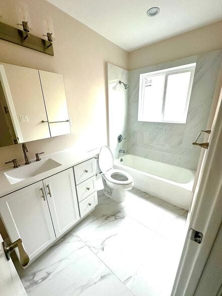 Building Photo - The Beautiful is in the Heart of BurBank