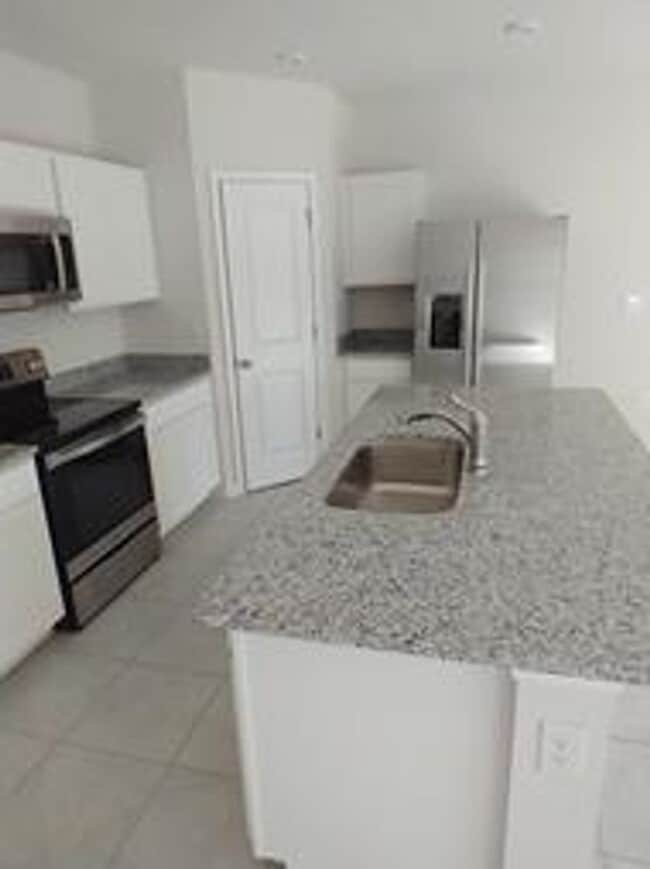 Building Photo - 4 Bedroom 2 Bathroom, Community pool