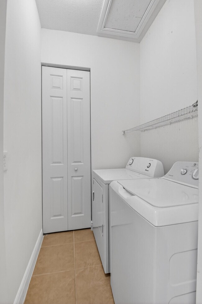 Building Photo - 2515 Venetian Ct