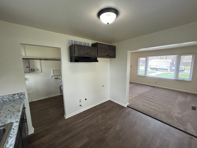 Building Photo - 2 Bedroom Single Family Home