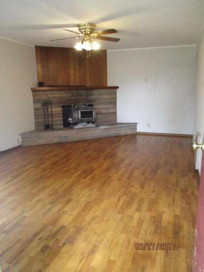 Building Photo - 3-Bedroom, 2-Bathroom with 2 car Carport in Sutherlin