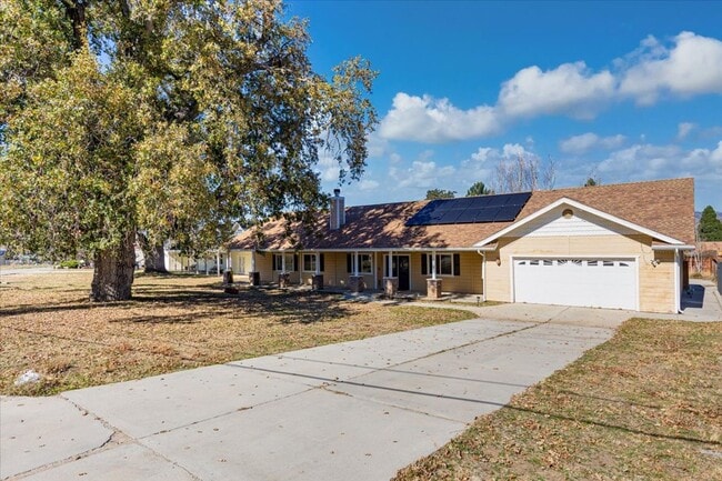 Building Photo - Stallion Springs Home!