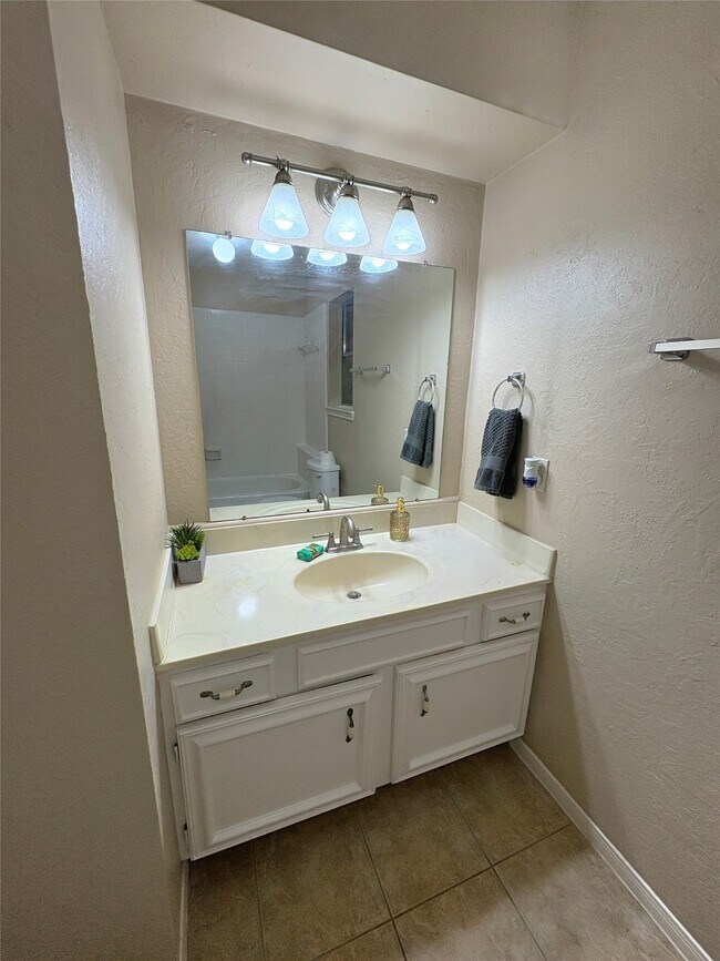 Building Photo - 1014 Stoneleigh Ct