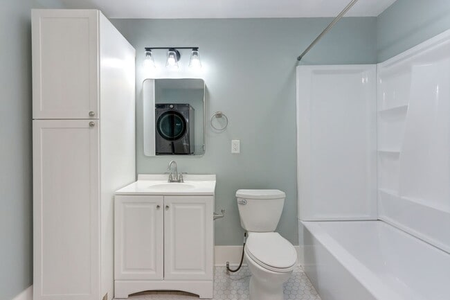 Building Photo - Renovated Three Bedroom, Two Bathroom Sing...
