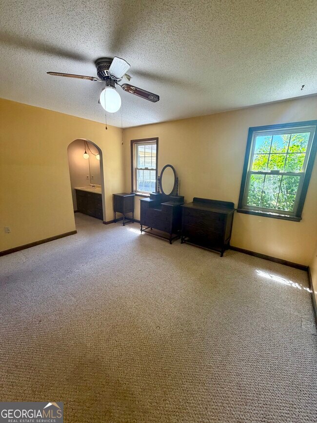 Building Photo - 131 Foxwood Cir