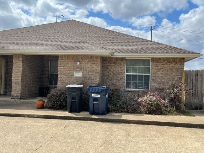 Building Photo - College Station - 3 Bedrooms / 3 bath Duplex on Oldenburg