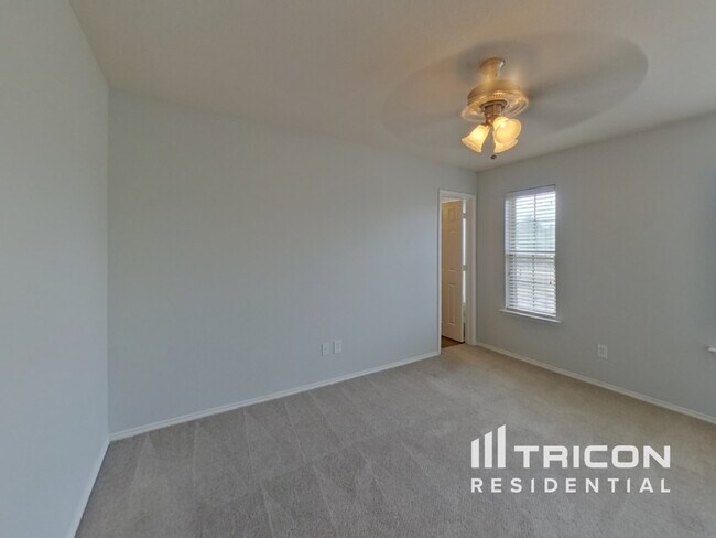 Building Photo - 817 Village Point Ln