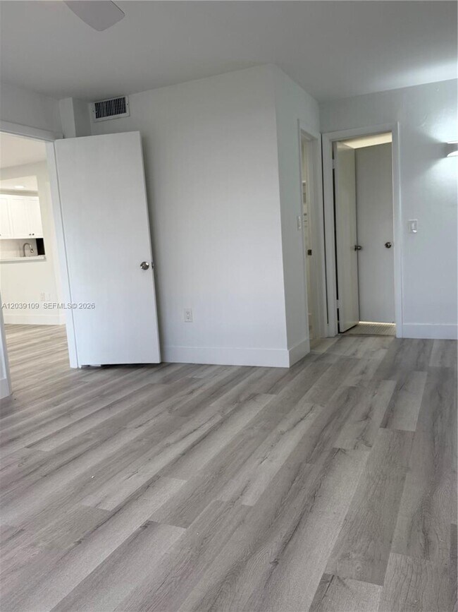 Building Photo - 2980 Point E Dr