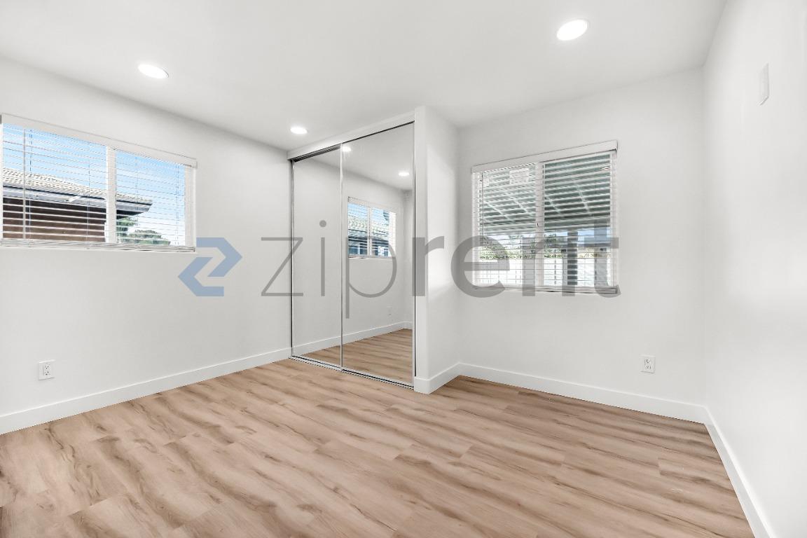 Building Photo - Unit
