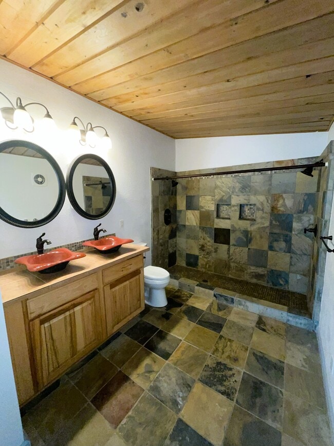 Building Photo - 3070 NW Paul Benjamin Rd