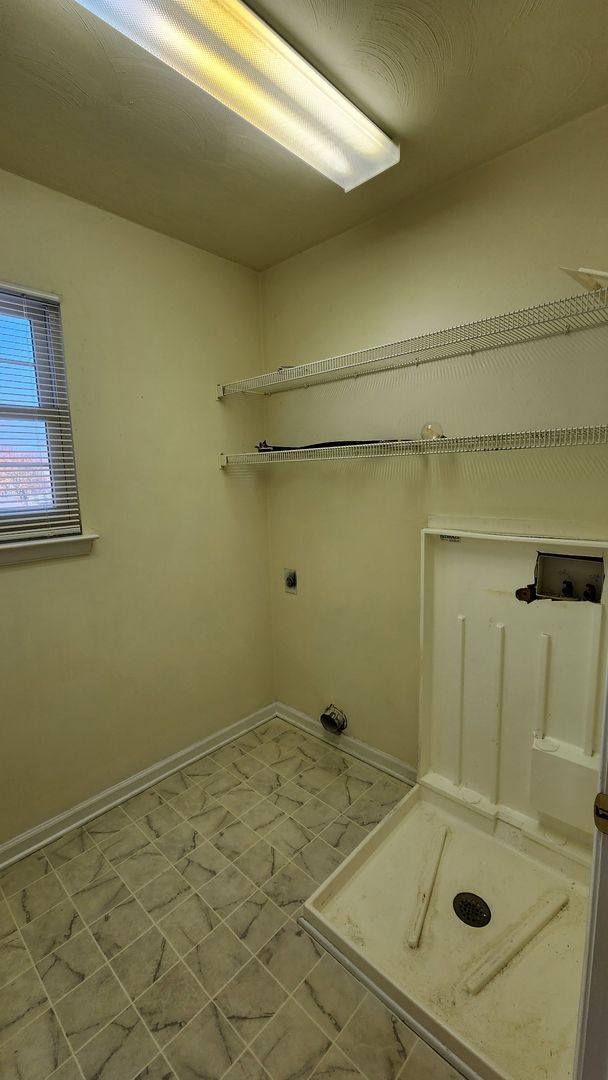 Building Photo - Sawyer Lakes