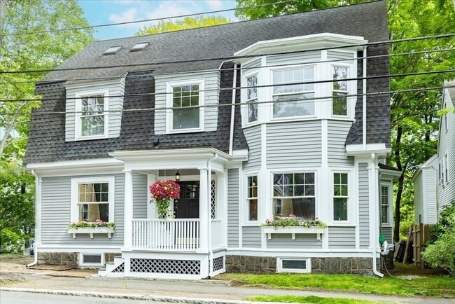 Building Photo - 247 Hale St