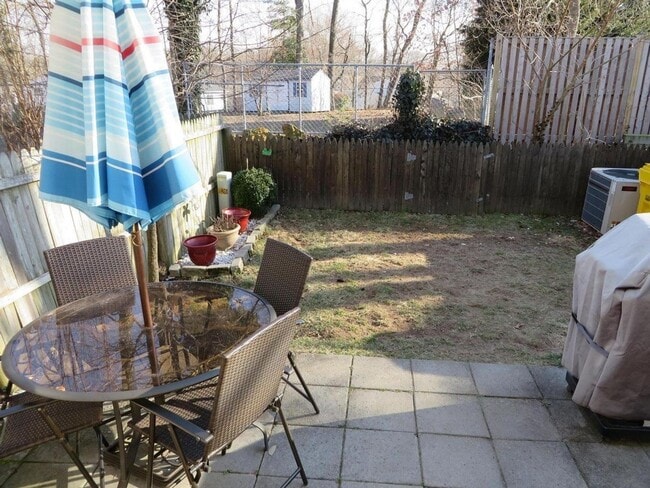 Building Photo - Beautiful 3 BR/2.5 BA Townhome in Millersv...