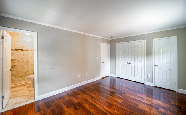 Building Photo - Charming End Townhouse in Prime North Old Town Location