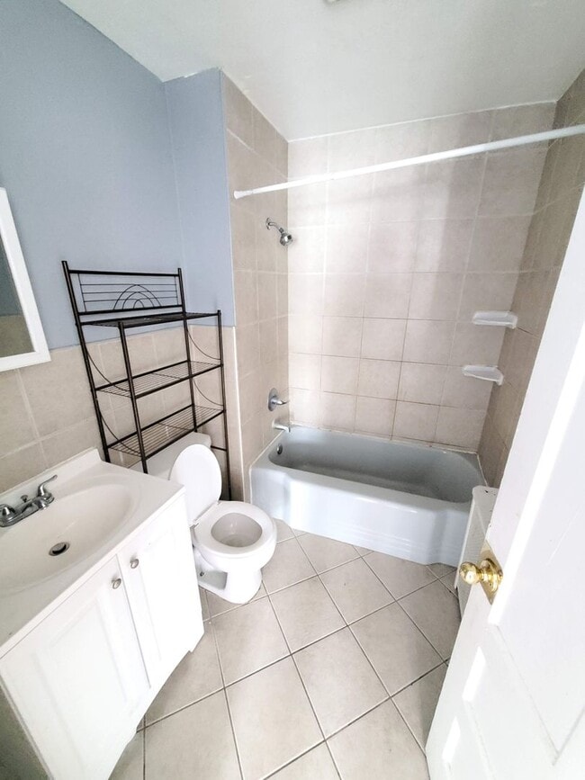 Building Photo - Large 4 Bedroom Single Family House Availa...