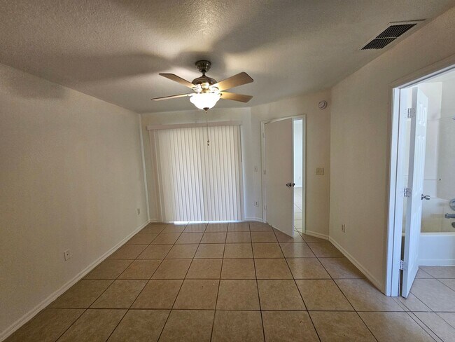 Building Photo - 2611 Hollow Ln
