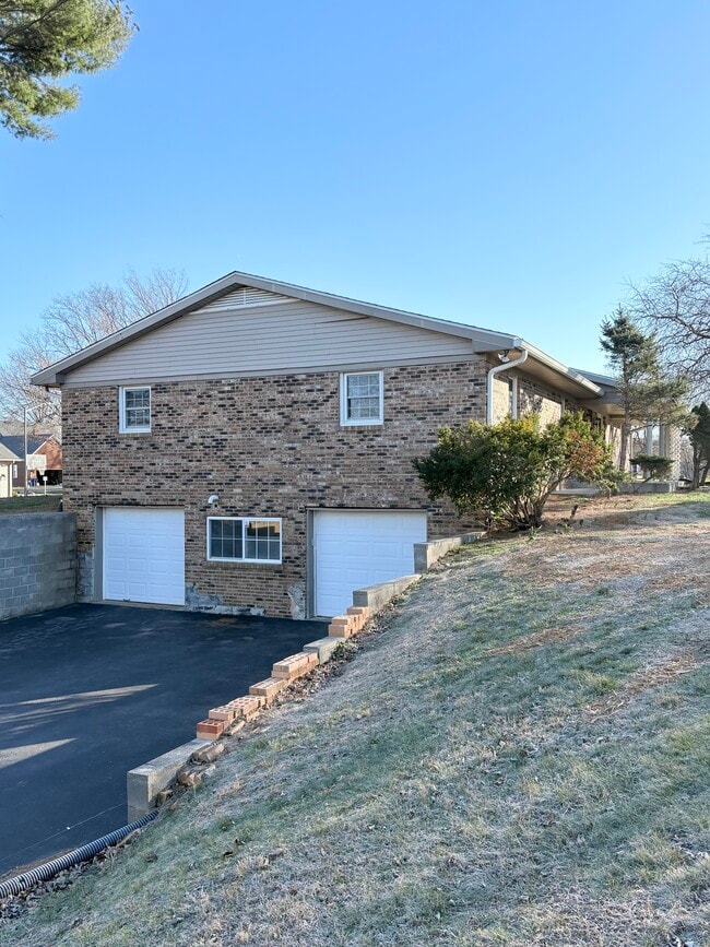 Building Photo - 11 Hightower Ct