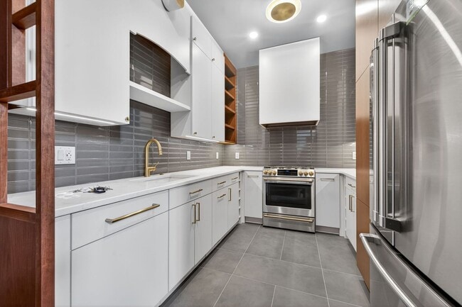 Building Photo - 1/2 off one month’s rent with a lease star...