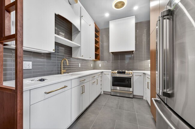 Building Photo - Available Now! High End 2 Bed 2 Bath in Lu...