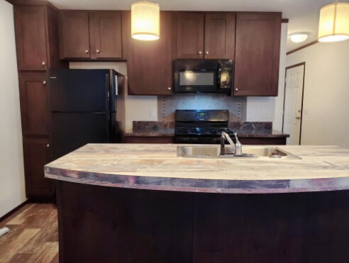 Building Photo - 7028 Bayview Dr