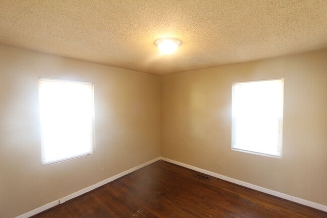 Building Photo - 3 Bedroom, 1 Bath! New on the Market!!  Co...