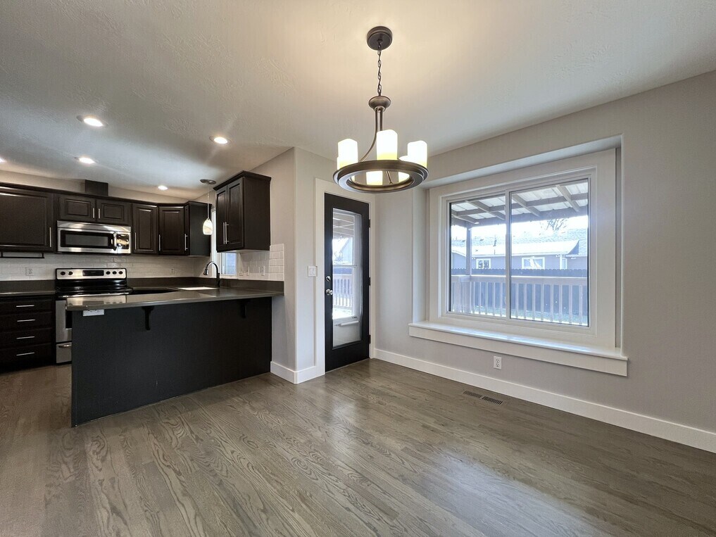 Building Photo - 2541 E Clarene Ct